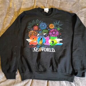 SeaWorld 2015 Graphic Sweatshirt Mens Medium Black Fireworks Orca Dolphin Fleece